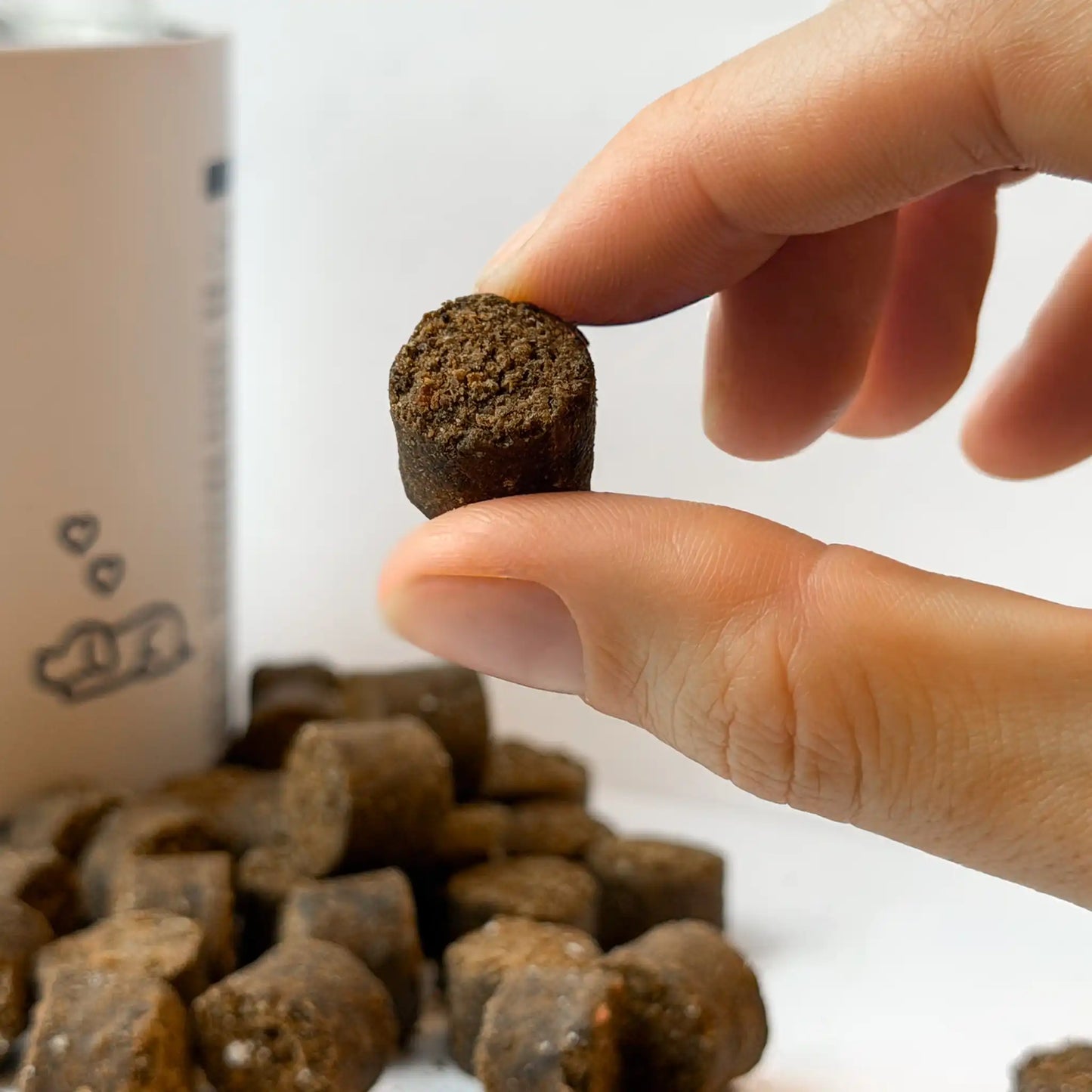 Tamaño real de los masticables Calma Gutsy en la mano, para perros estresados