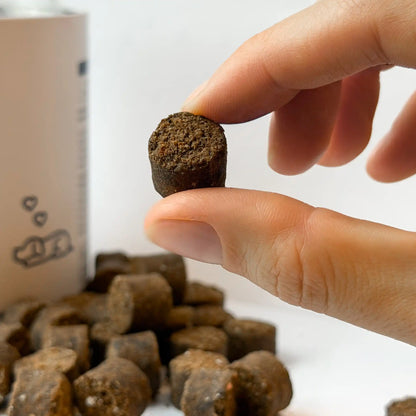 Tamaño real de los masticables Calma Gutsy en la mano, para perros estresados