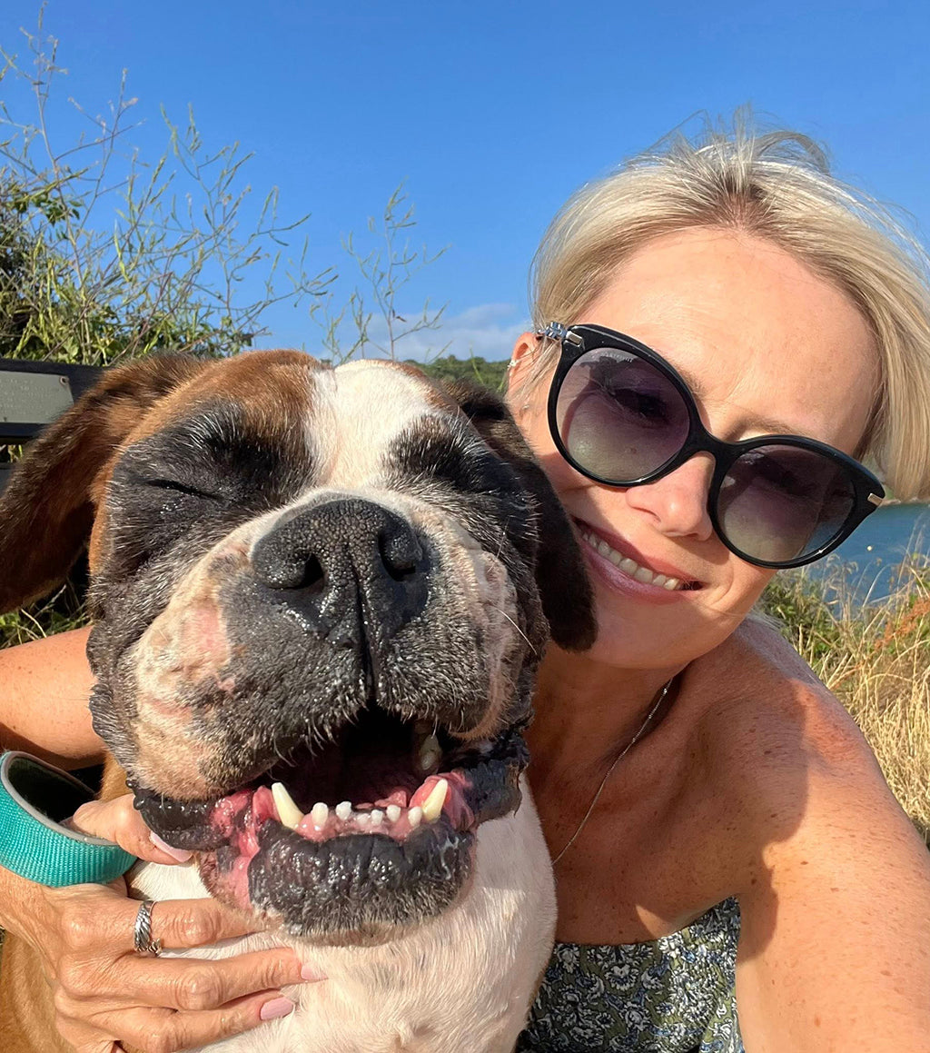 fundadora de proflax con su perra boxer, felices en la naturaleza