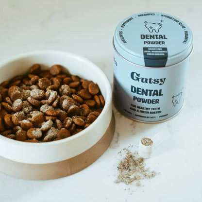 Polvo Dental Gutsy espolvoreado sobre el pienso de un perro